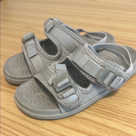 Native Gray Sandals with Velcro Straps and Textured Soles - Picture 4 of 6